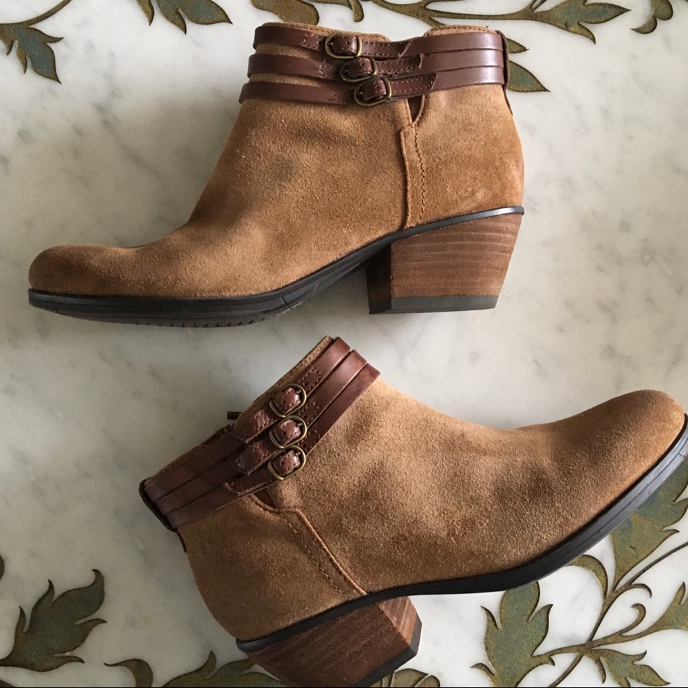 Clarks | tan booties ankle boots